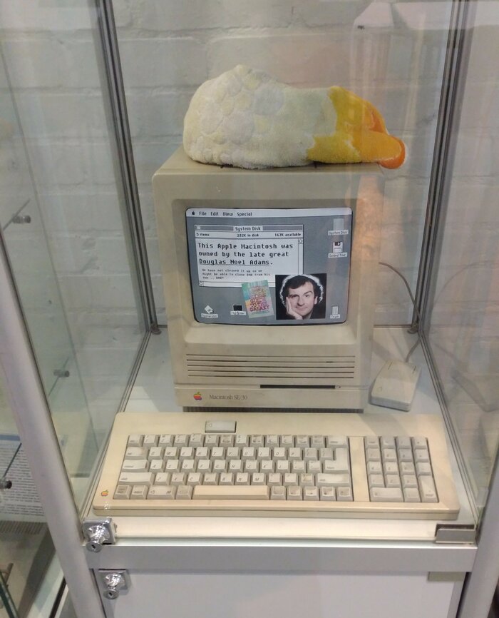 Apple Macintosh SE 30 owned by Douglas Adams