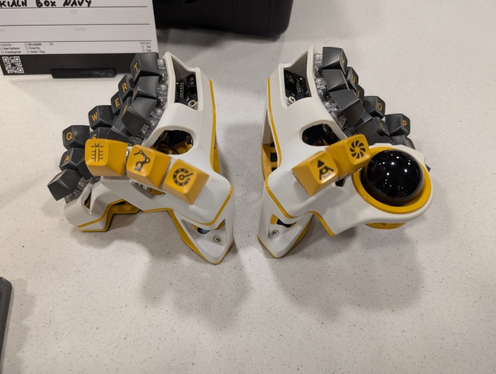 Vertical split keyboard with trackball